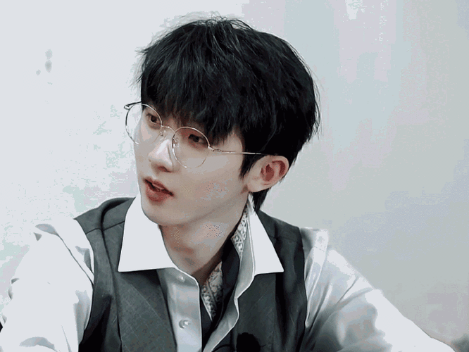 马嘉祺金丝眼镜