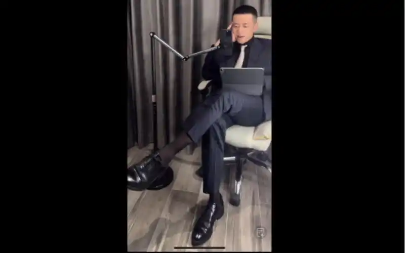 【正装黑丝】性感正装成熟大叔西裤下漏出的一截黑丝小腿脚踝太性感了