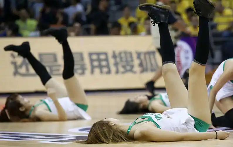 cba拉拉队美女赛场倒立秀长腿 - 球星网