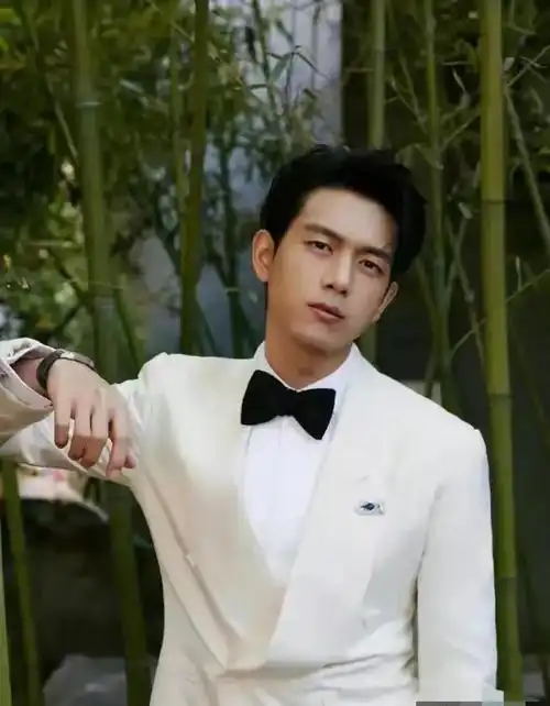 第7名李现许凯出道那么久,饰演了那么多的男主剧,他的身上也没有油腻