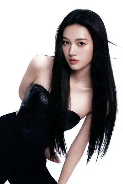 如果一个颜值身材都特别在线的甜妹穿上黑皮衣留起黑长直