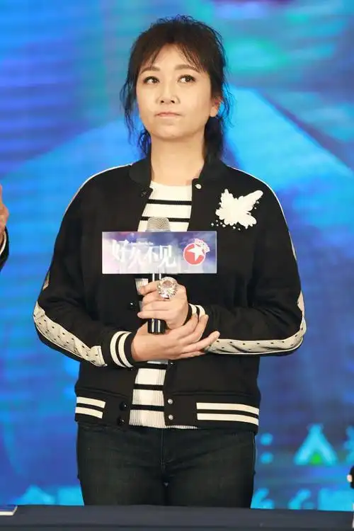 靳东的前女友长得真耐看穿着朴素但手上却戴着大钻石好抢眼