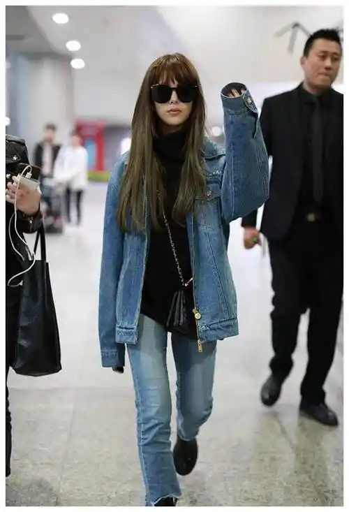 原创昆凌独自现身机场梳齐刘海穿牛仔装时髦洋气有点蔡依林的感觉
