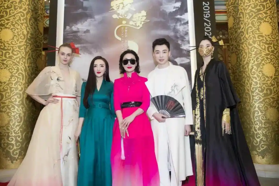 "亮相文化"创始人马瑛瑛(左二)与"盖娅传说"创始人熊英(左三)在巴黎小