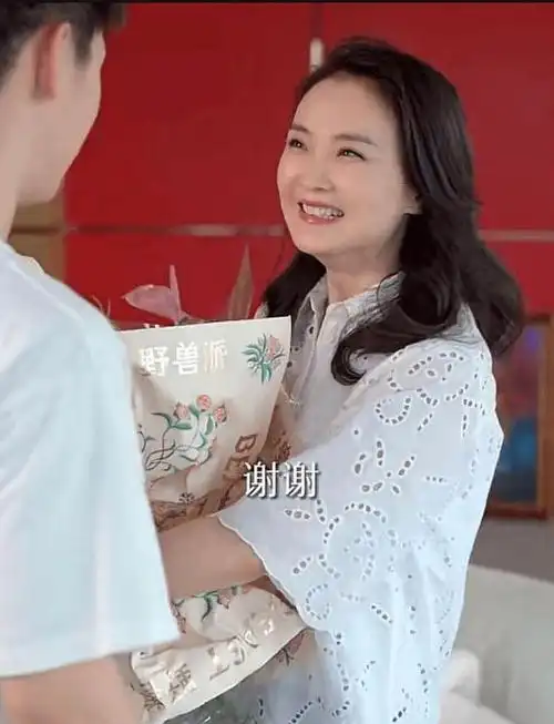 王艳母亲节获儿子送花17岁球球模样变化大母子拥抱被指太生疏
