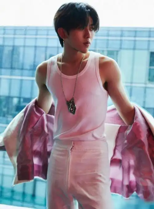 蔡徐坤"霸道坐"要火了!抬腿后腿长逆天,不是一米八真做不到