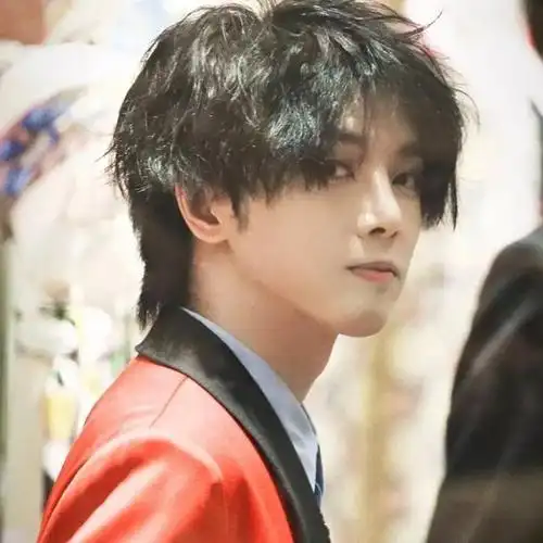 嘟嘴卖萌笑容温暖的"可爱花"——华晨宇.忒!