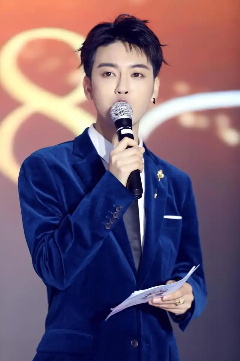 李冲一举斩获年度最受欢迎男主持人 坦言感恩之心