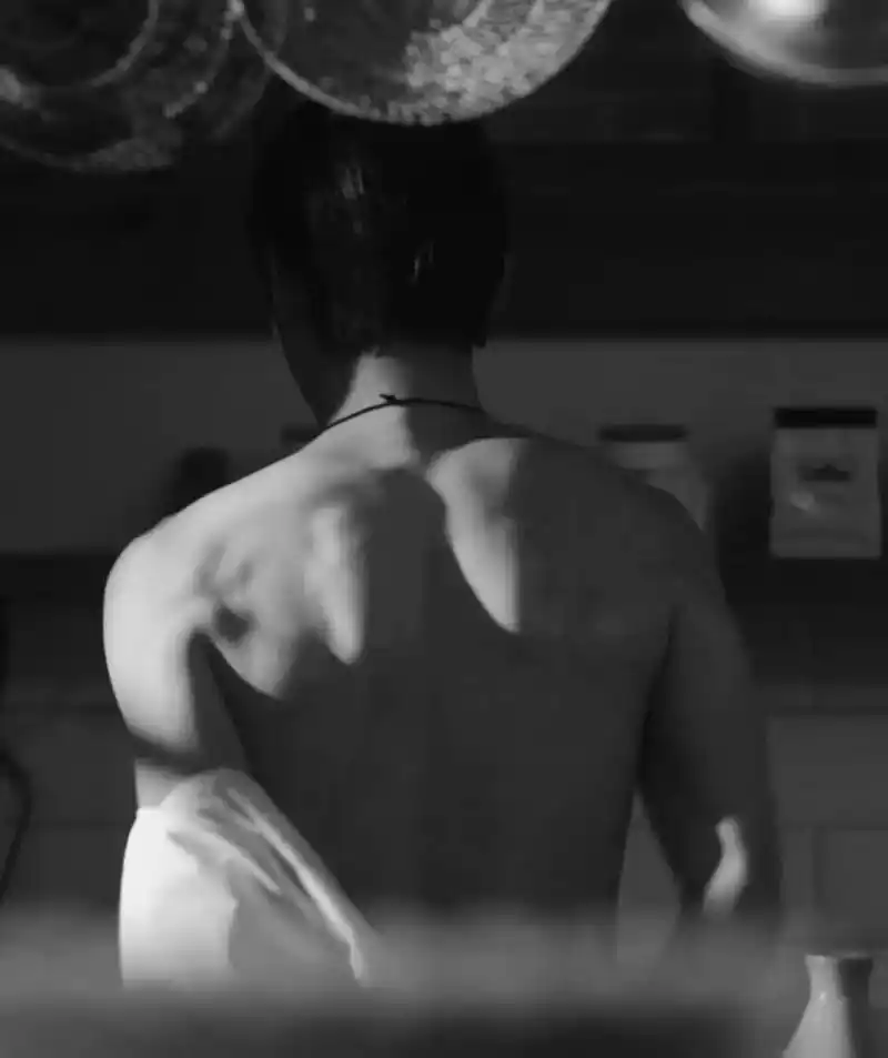 老来得粉.#魏大勋 #腹肌 #这谁顶得住啊 #大勋花 #壁纸 - 抖音