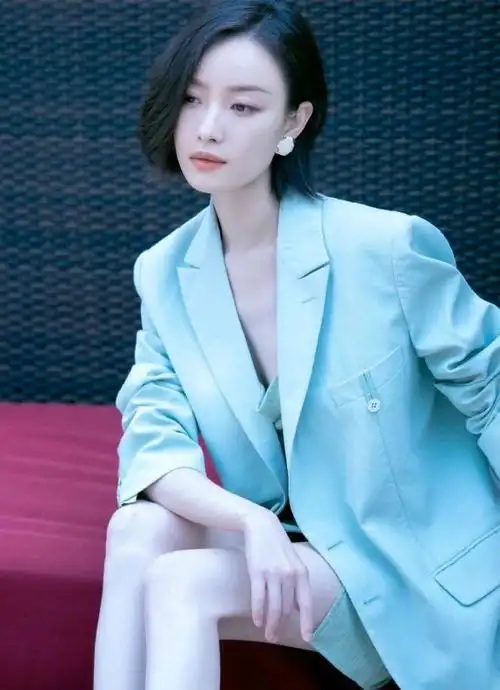 倪妮的穿搭造型太清新,西装穿搭也撩人,状态直逼少女