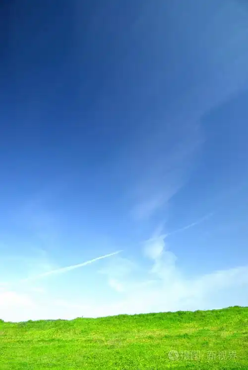 好风景与硬的天空和太阳雷