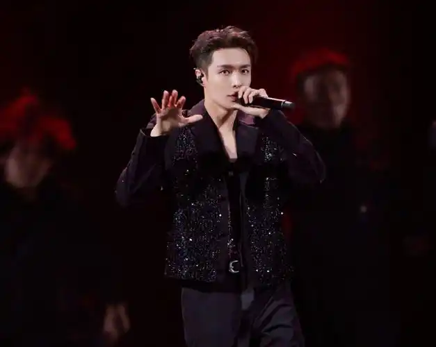 张艺兴四季惊喜夜#舞台热烈,紫海温柔.