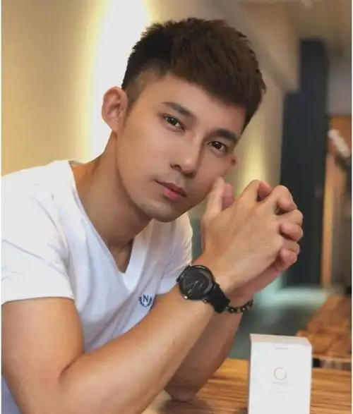 (男生圆脸适合烫什么发型好看) - 冷求网