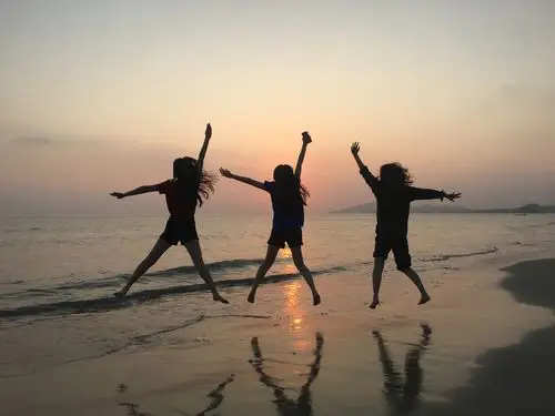 朋友人像背影旅途剪影旅行   打开微信,使用"扫一扫"即可将网页分享之