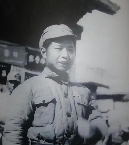 胡耀邦萧华被押往刑场博古拦住他们小孩子枪毙什么呀