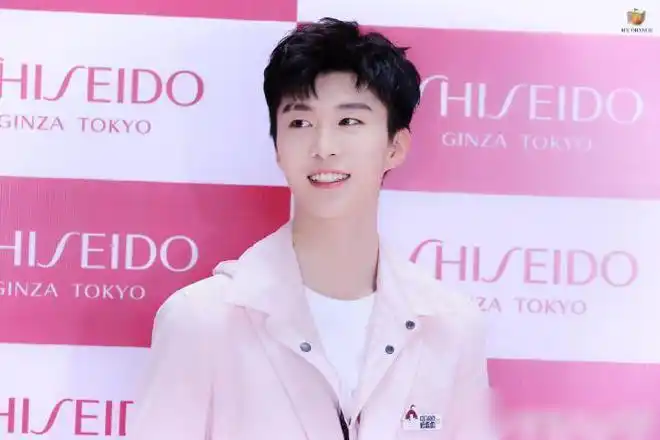 范丞丞学姐姐范冰冰穿粉色,粉西装配粉裤子,看完效果我彻底服了