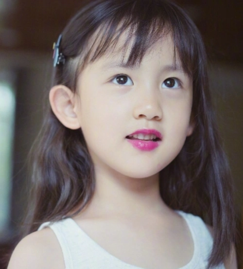 黄磊女儿又上热搜,黄少艾才5岁就化大浓妆,颜值不输姐姐多多