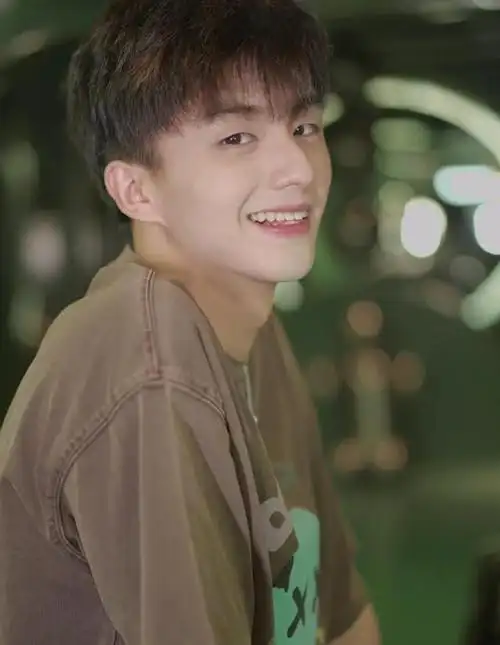 唇红齿白的00后大1男生,长相俊秀,穿衣时尚,这样的弟弟好可爱吗