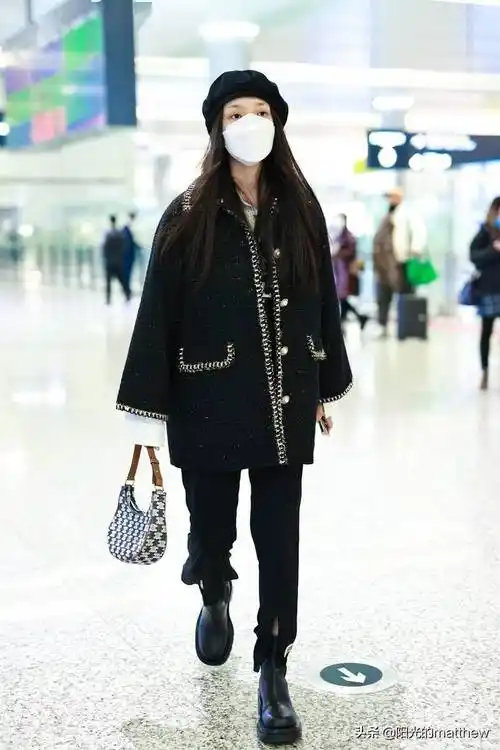 2021年11月24日,上海,林允现身机场.