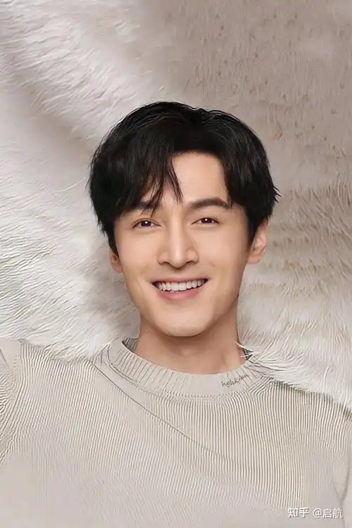 2005年离开上海戏剧学院的胡歌有着俊朗的外貌和腼腆笑容《仙剑奇侠传