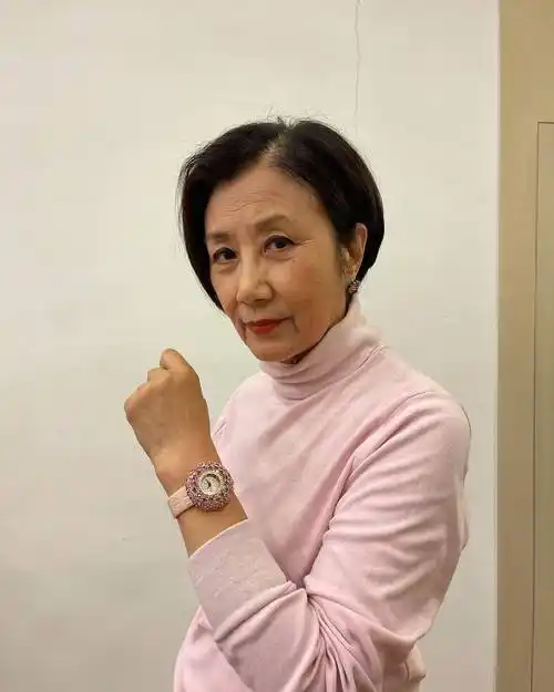 汪明荃素颜拍照,她的眉毛有些稀疏,脸上散布着一些黄色斑点,肌肤也