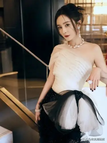 杨幂盘起头发妆容精妆显肤白身穿露背薄纱撞色礼服裙