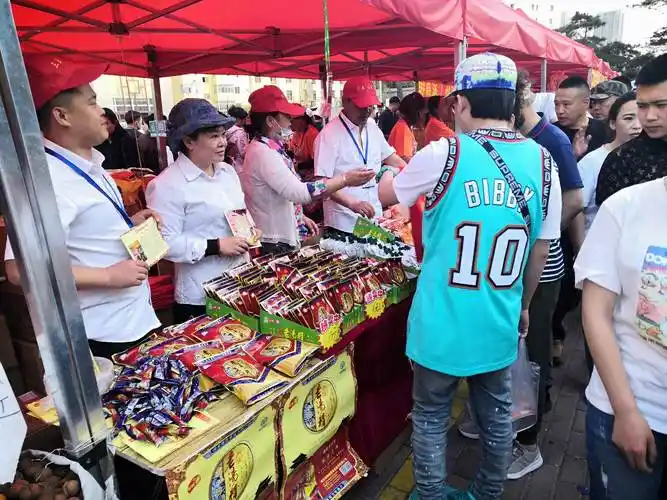 粒粒香食品股份有限公司,参加庙会活动现场,火热销售,对老汤精赞不绝