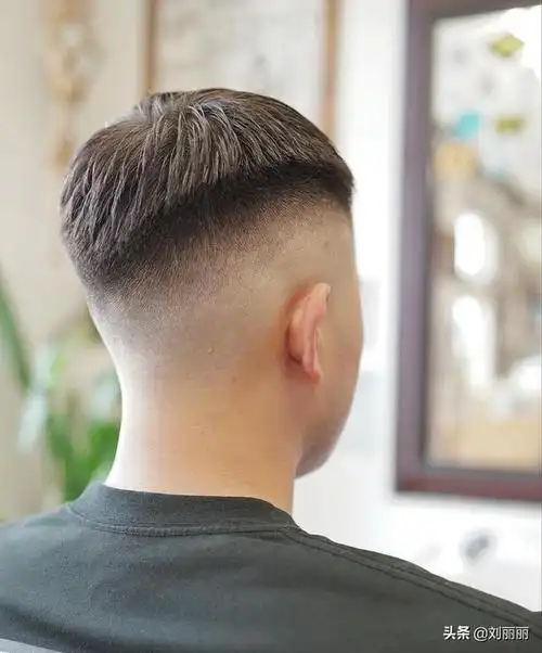 男士中短发发型图片,男士减龄短发发型图片(今夏爆火男士发型16款)