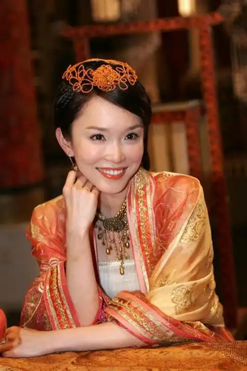 范文芳是新加坡有名的美女,古装扮相惊艳绝俗,她曾饰演过两个金庸小说