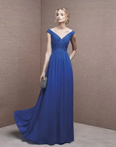 这样高贵优雅的蓝色礼服你们喜欢吗