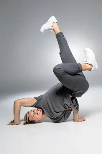 帅气型男的舞蹈姿势