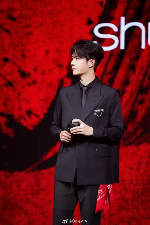 v-style#@uniq-王一博身穿c2h4出席今晚活动,经典红黑色穿搭契合活动