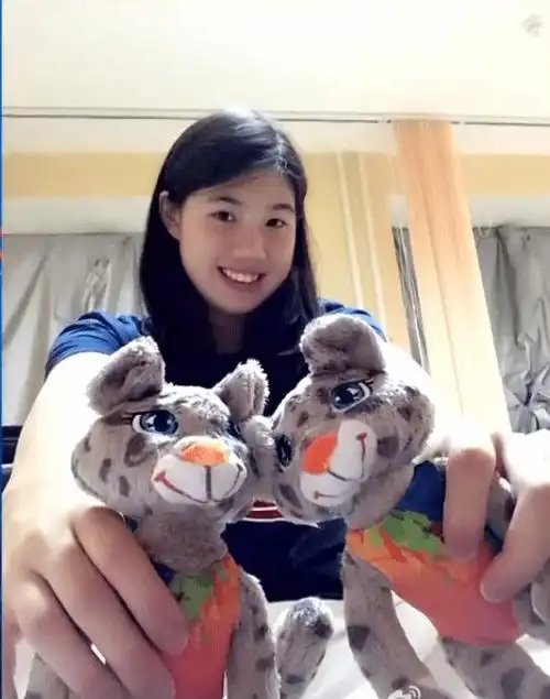 23岁游泳女神张雨霏日摘2金,3岁下水4岁丧父,被