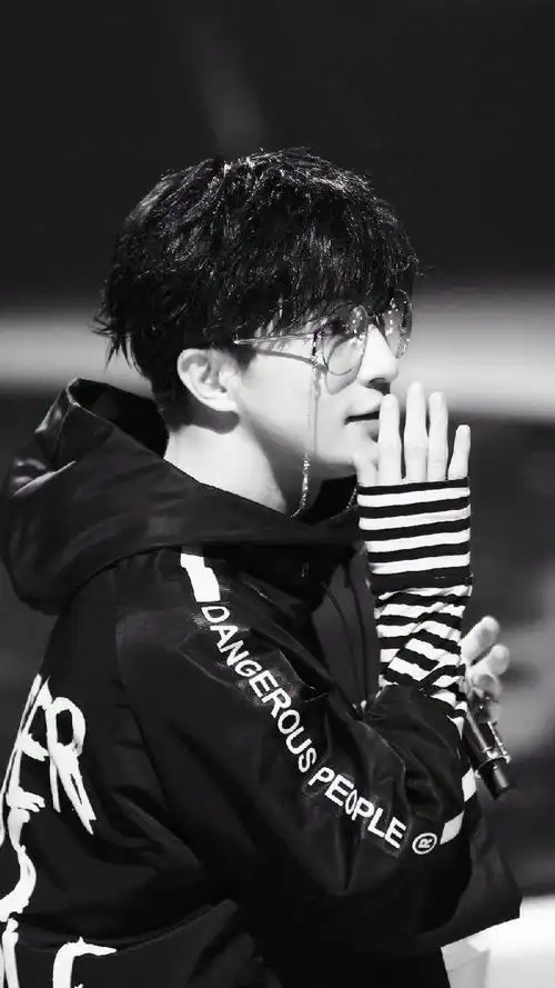 薛之谦 明日之子进击战 黑白色调