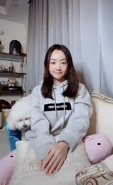 杨蓉素颜在家录视频,38岁仍穿的像个学生,看脸更像20岁