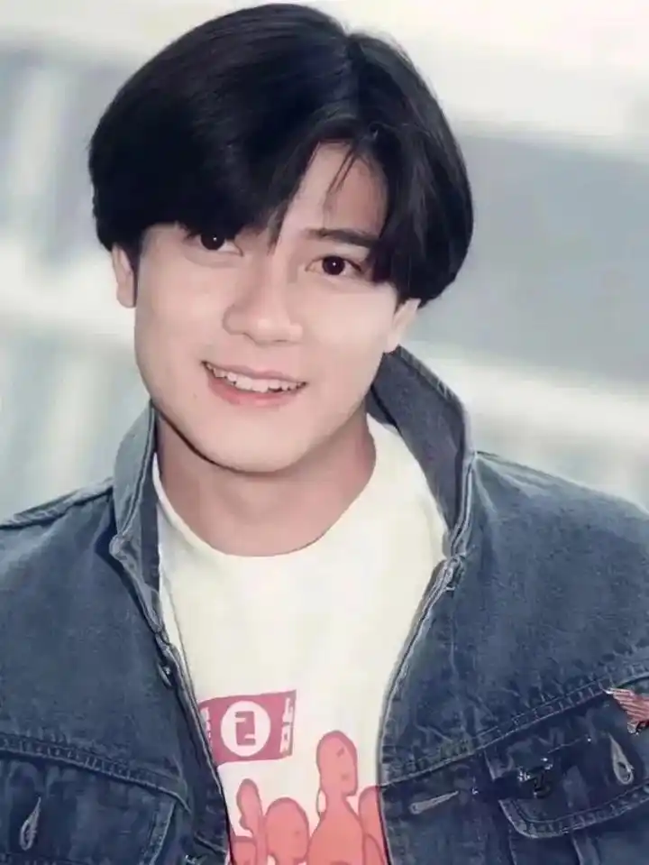 59岁郭富城满脸褶子,37岁方媛恨天高配白丝袜,两人差距明显