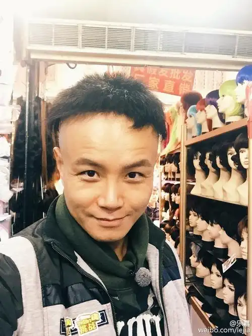 乐嘉戴各式假发搞笑自拍 网友:有点像陈思诚
