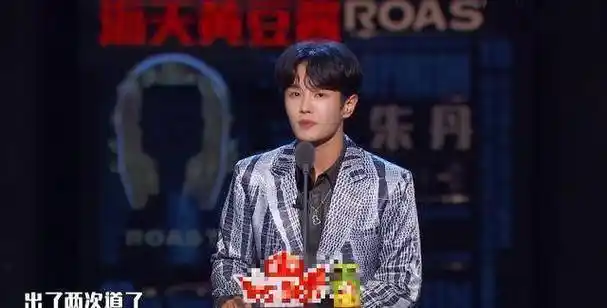 最扎心的吐槽都在不经意间比如:李汶翰一边去蔡徐坤你站中间_节目