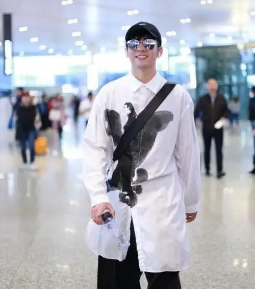 新版张无忌曾舜晞厉害了在白衬衫上撒墨水居然不丑