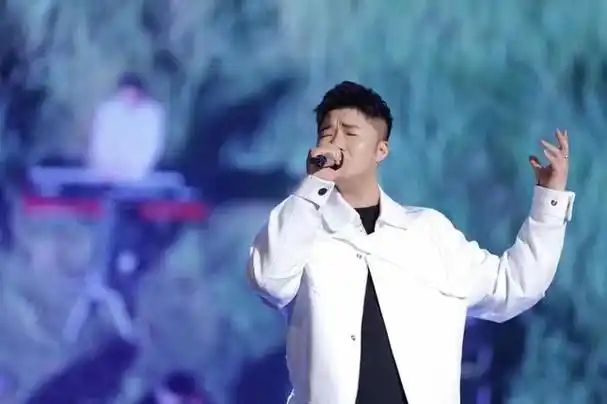 黑土地走出来的"情歌小王子"——记青年歌手白小白