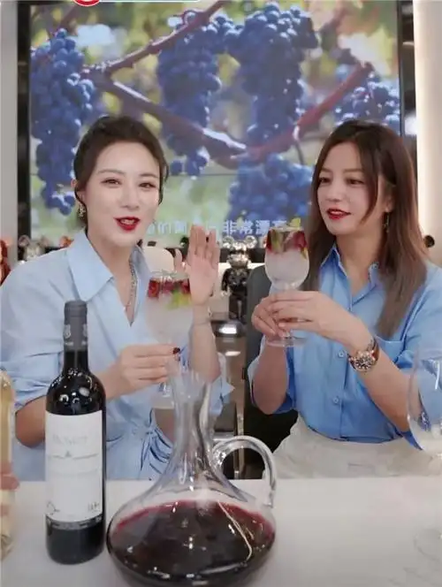 赵薇现身薇娅直播间冻龄状态引热议透露选中张哲瀚签约的原因