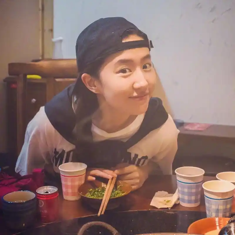 刘亦菲素颜吃火锅直呼辣的爽 一脸痛苦表情亮了