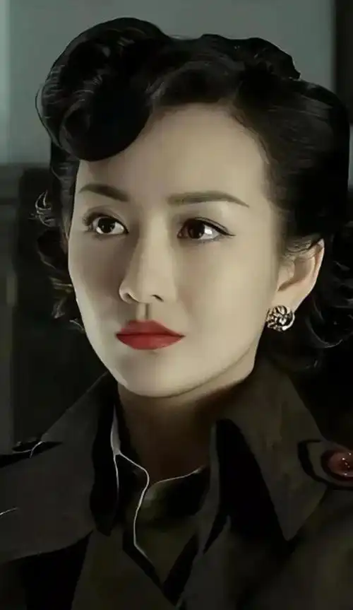 王鸥产后首次公开露面现身机场短发新造型身材臃肿难掩孕味