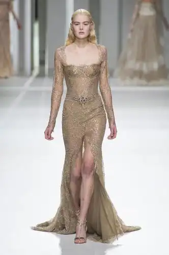 超模时装秀:性感超模身穿时尚薄纱,美的太惊艳,好亮眼