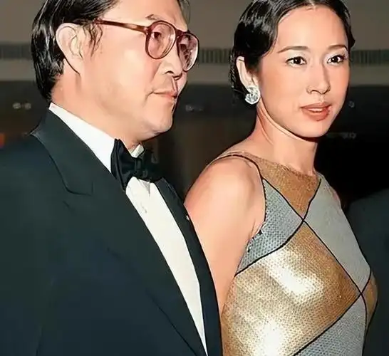 朱玲玲愁容:霍启山40未婚,霍启仁35情场,豪门婚事谜团深