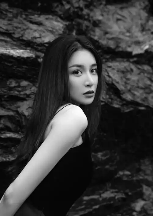 隆妮戴上金丝眼镜一秒切换到高启兰,看看这是谁的"金丝老婆"?