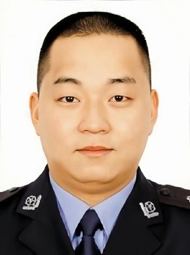 禁毒英雄杜宇华,在押解犯罪嫌疑人指认现场的过程中,不幸被犯罪嫌疑人