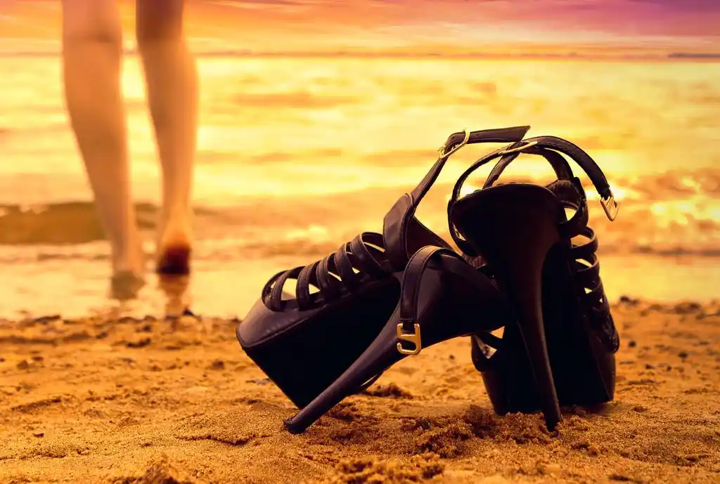 度假概念,女孩赤脚站在海滩上