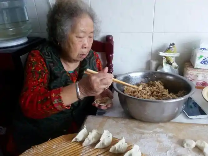 给老妈妈包饺子