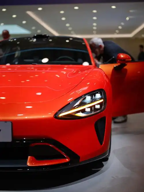 在北京国际车展上, 小米su7熔岩橙备受大家欢迎.